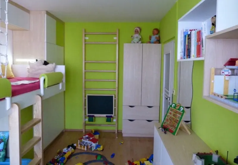 Úzký dětský pokoj v paneláku