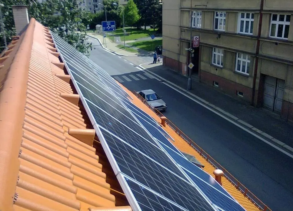 Instalace fotovoltaiky na střeše bytového domu