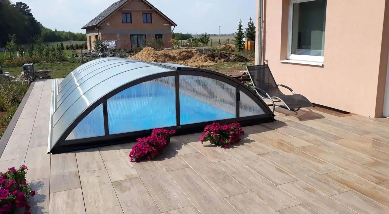 Podlaha kolem bazénu
