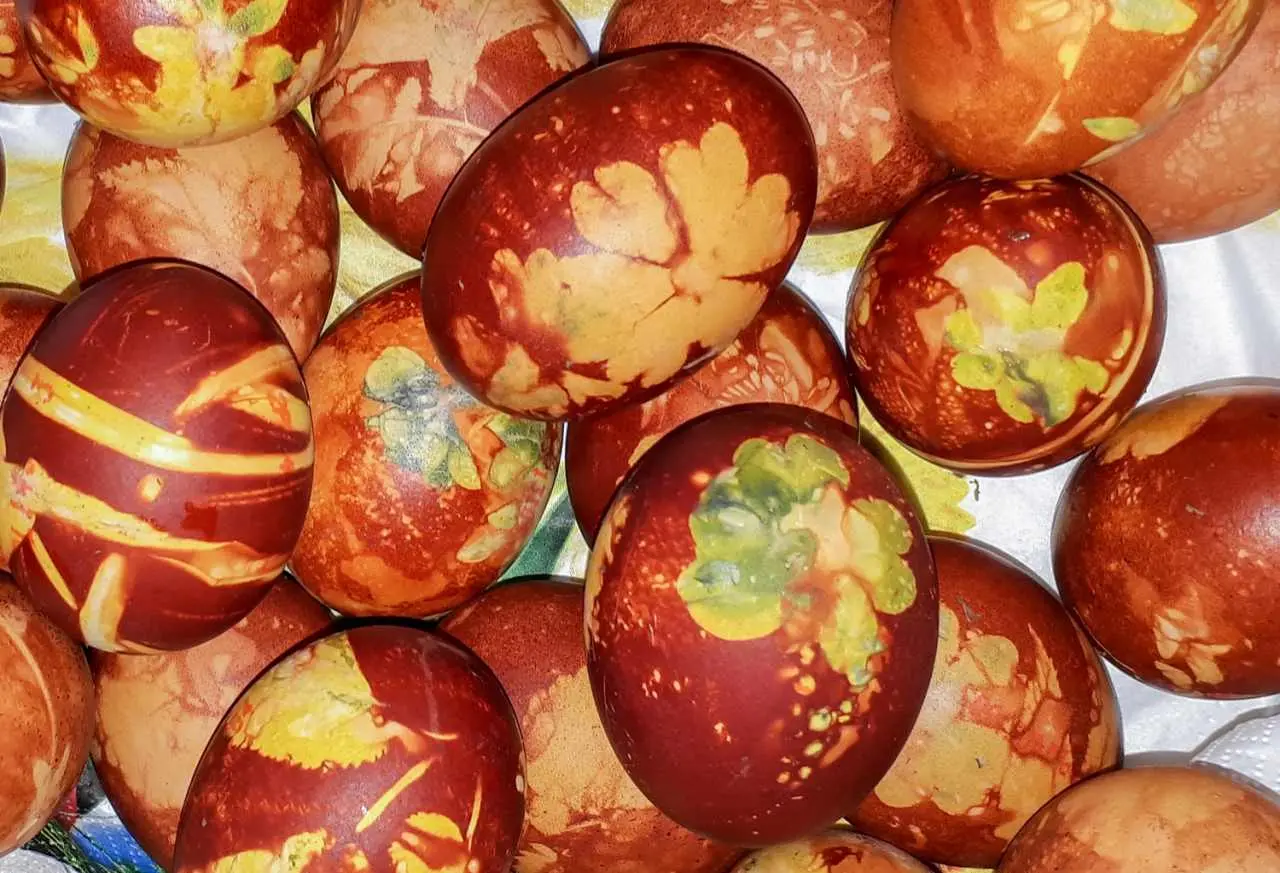 Barvení velikonočních vajíček