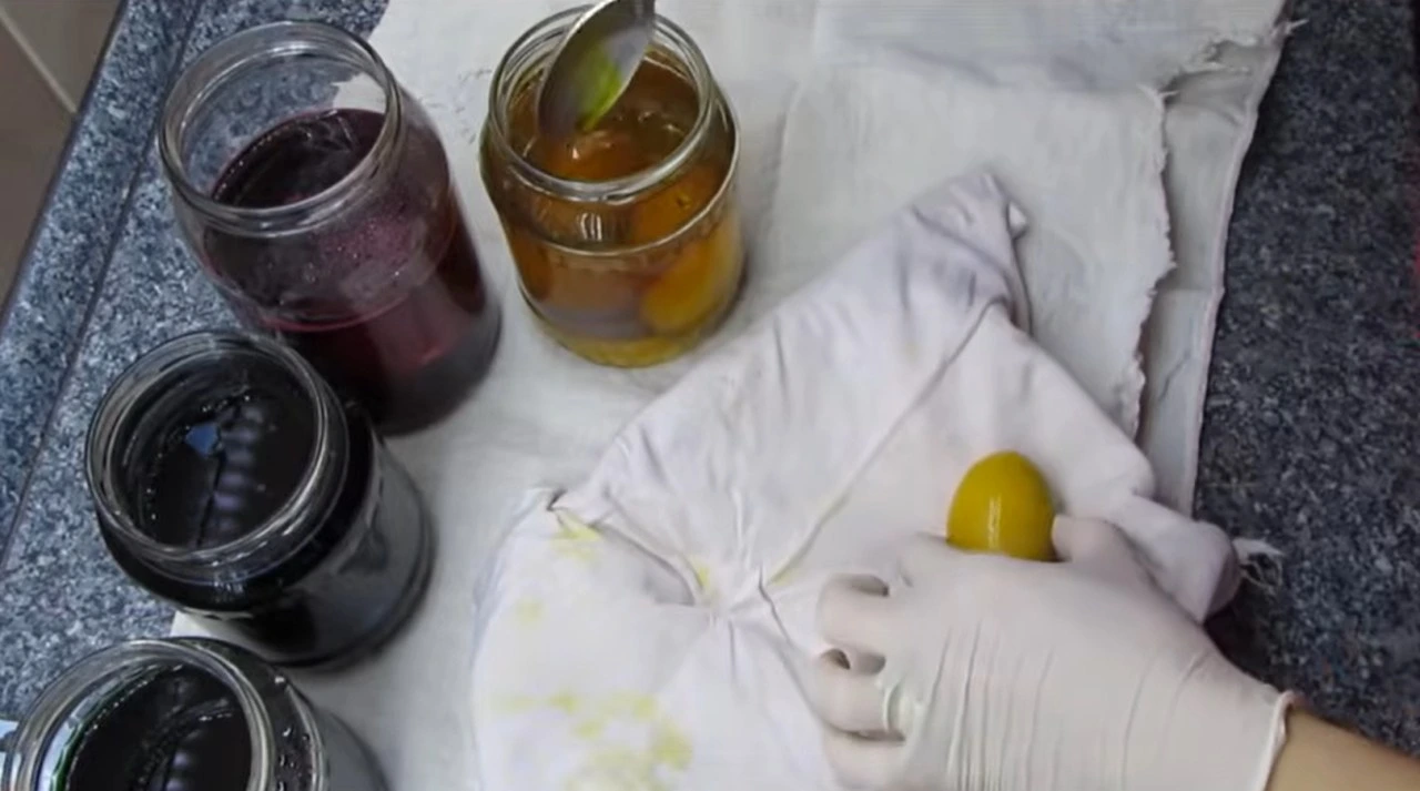 Barvení velikonočních vajíček