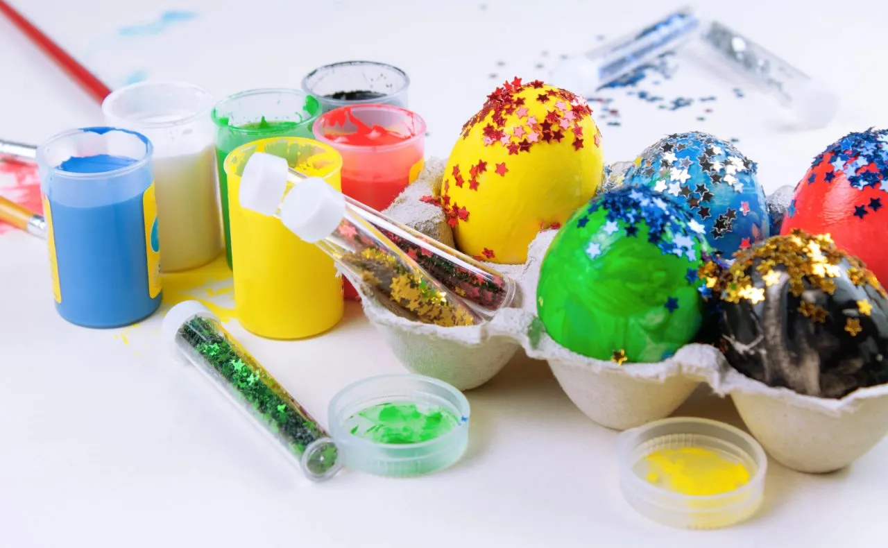 Barvení velikonočních vajíček