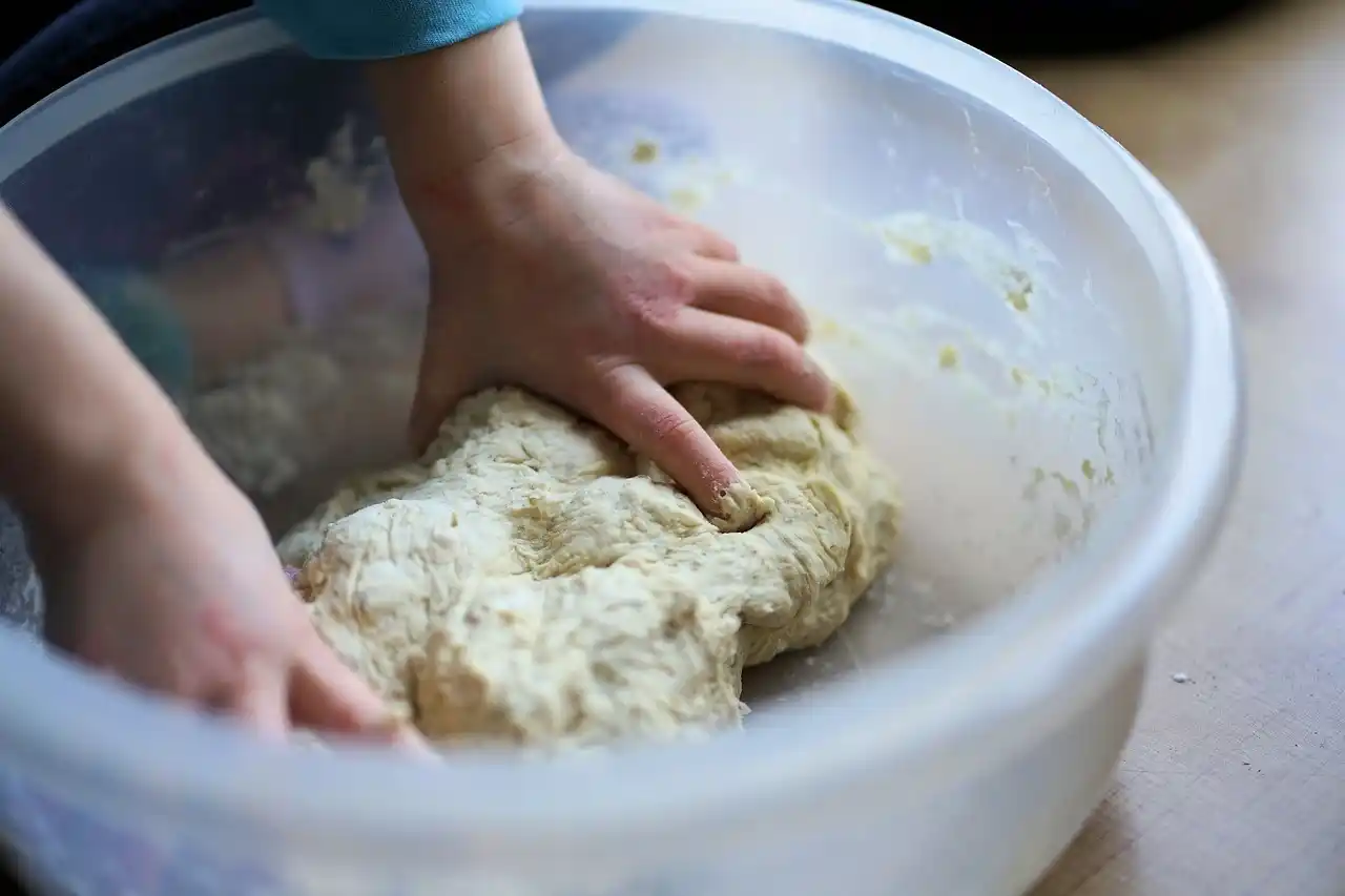 Kynuté těsto na pizzu - ruční hnětení těsta