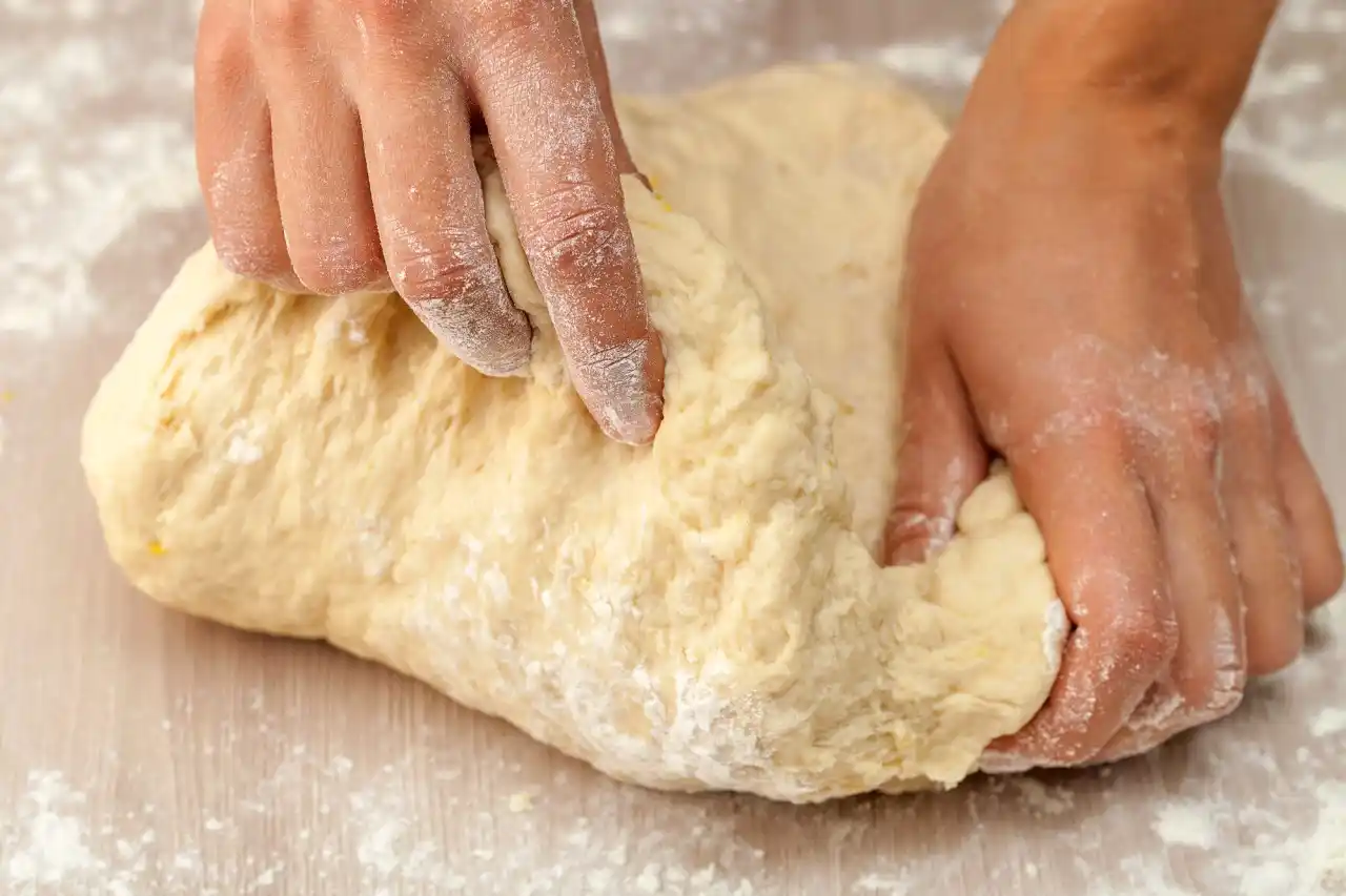 Neapolské těsto na pizzu - hnětení těsta