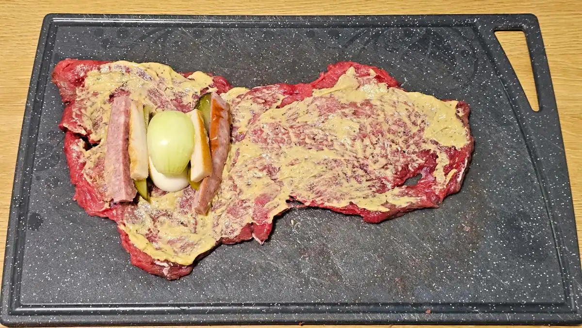 Hovězí maso s náplní z vejce, okurky, šunkové klobásy, slaniny a cibule připravené na španělského ptáčka