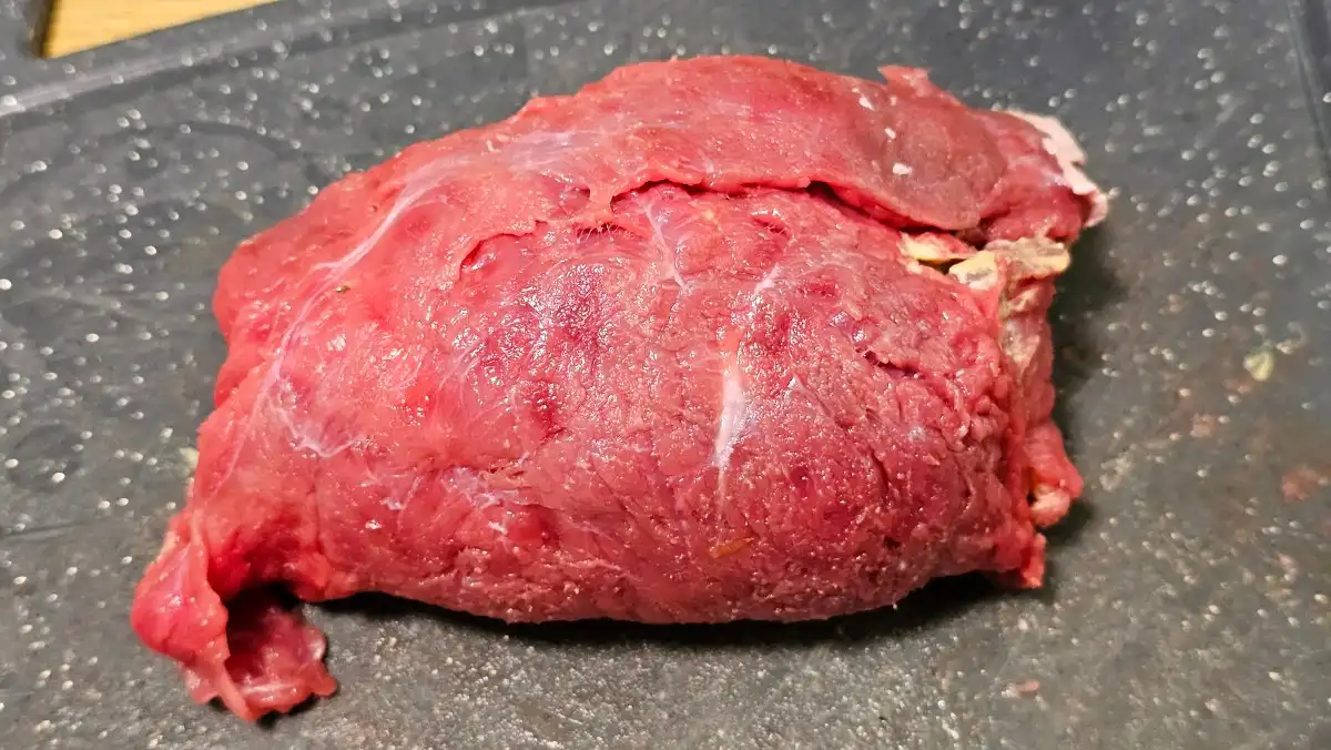 Zabalený španělský ptáček z hovězího masa připravený k opečení