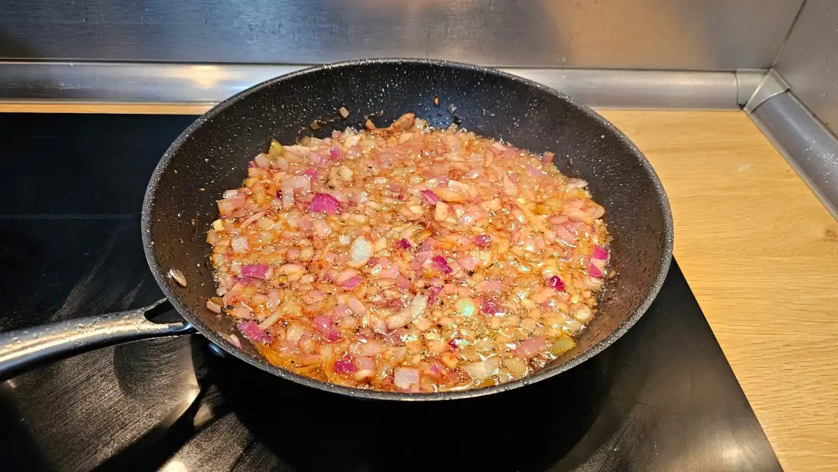 Restování cibule a uzeného špeku na základ omáčky ke španělskému ptáčkovi
