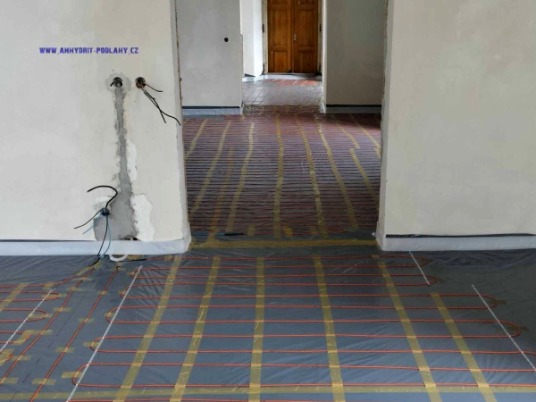 Anhydritové lité podlahy akumulují teplo lépe než beton