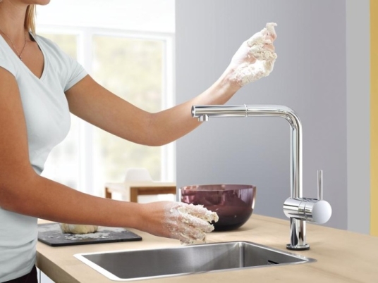 Bezdotykové dřezové baterie jsou úsporné a hygienické