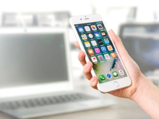 Od displejů k chytrým telefonům: Jak se zábava stává mobilní?
