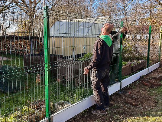 Jak postavit plot: praktické rady a tipy