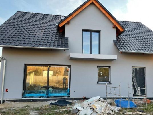Jaký je rozdíl mezi balkónovými posuvnými dveřmi a HS portálem