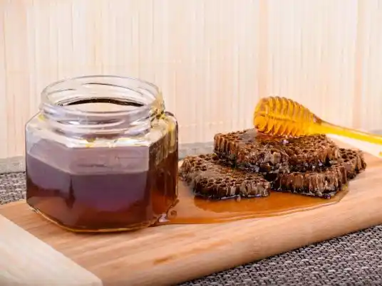 Med jako domácí lék: které recepty fungují a co jsou jen mýty