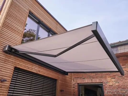 Jak vybrat venkovní stínění na terasu: markýza vs. pergola