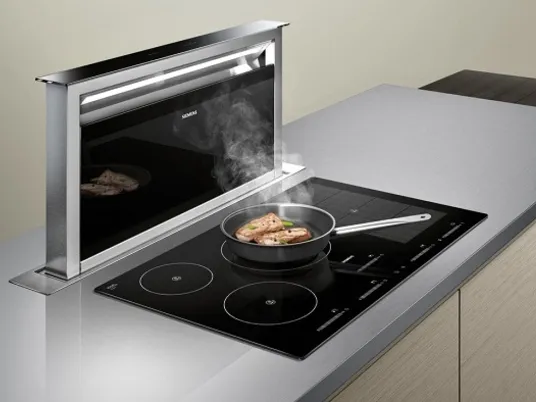 Test odsavačů: Levná digestoř od pachu nepomůže. Drahé si s ním poradí, ale boj s mastnotou prohrávají