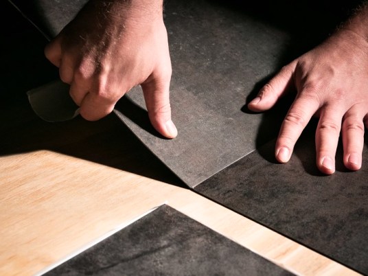 Rady, jak opravit poškozenou lepenou a plovoucí vinylovou podlahu