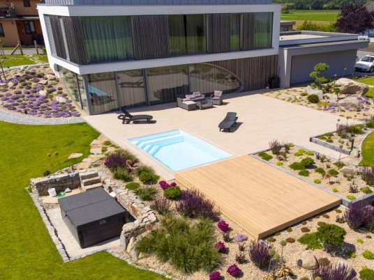 Posuvná terasa Slide Wood - elegantní a funkční zakrytí bazénu či vířivky