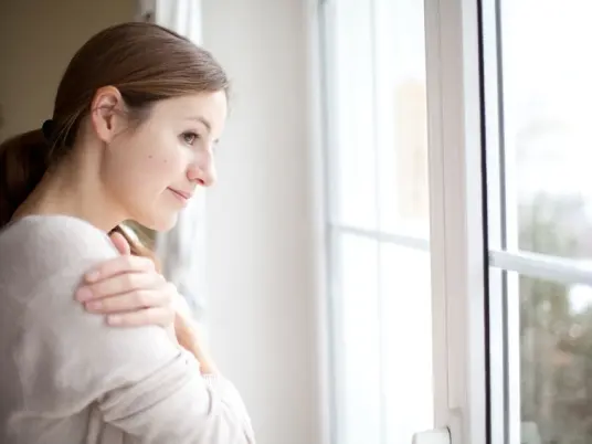 Táhne na vás? 7 tipů jak utěsnit okna a dveře a nemít tepelné ztráty