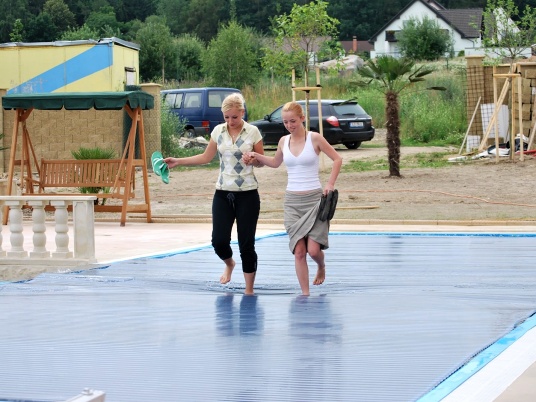 Lamelové zakrytí bazénů snižuje náklady na provoz a zvyšuje bezpečnost