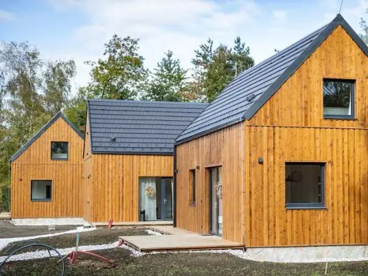 U jezera Katlov vyrostly komfortní a ekologické chatky