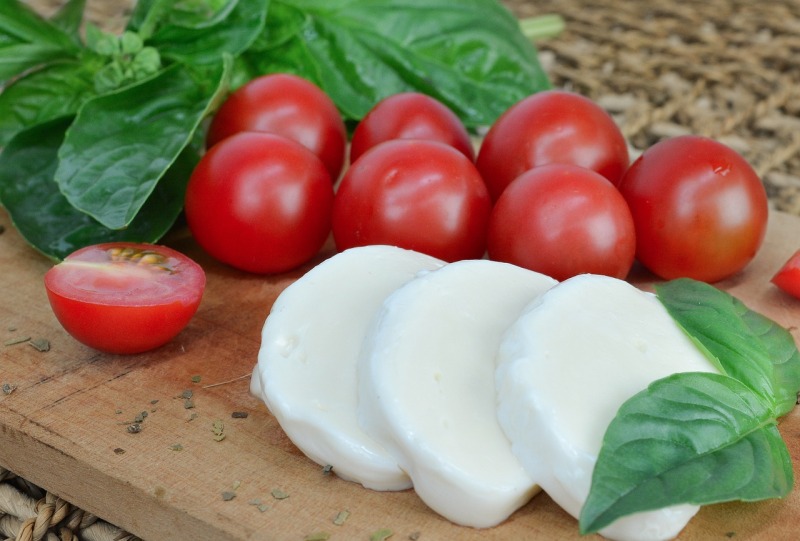 Bazalka, rajčata a mozzarella, přísady na pizzu Margharita