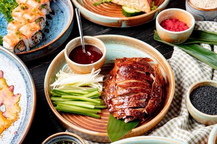 Pekingská kachna nakrájená na plátky na talíři
