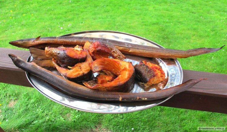 Uzené ryby na tácu - uzený úhoř a kapr
