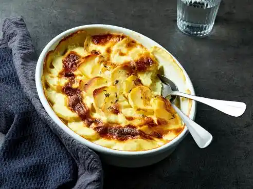 Brambory zapečené se smetanou: krémová klasika z trouby