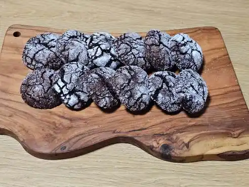 Čokoládové crinkles: vláčné cukroví se sněhovým vzhledem
