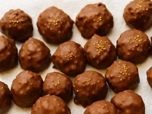 Griliášové kuličky z mandlí a vlašských ořechů