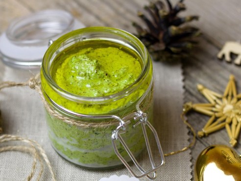 Koriandrové pesto s piniovými oříšky a citronem