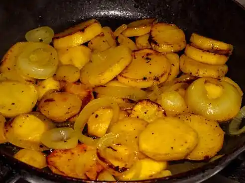 Lyonské brambory: francouzská klasika s cibulkou a máslem