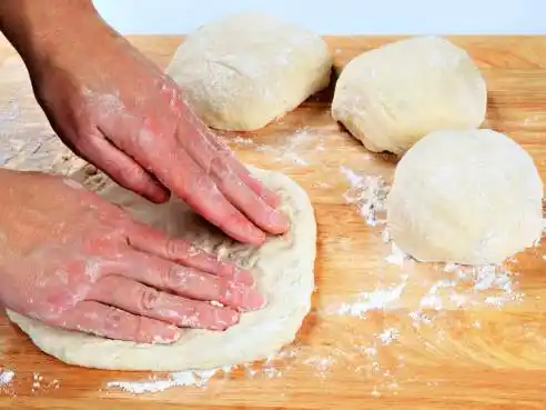 Neapolské těsto na pizzu: tradiční italský recept