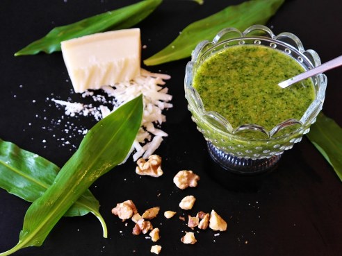 Pesto z medvědího česneku s vlašskými ořechy