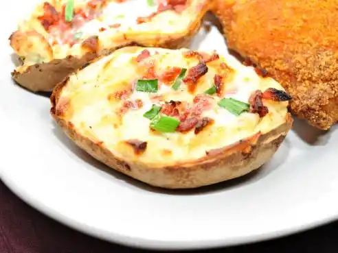 Plněné pečené brambory se slaninou a tvarohovou náplní