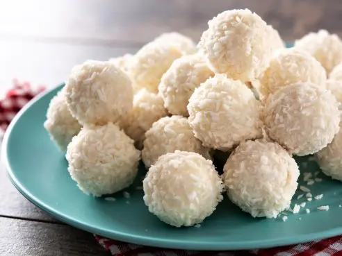 Raffaello kokosové kuličky snadný recept z kokosu a kondenzovaného mléka