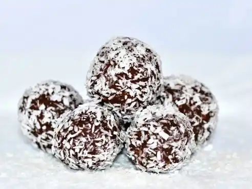 Rumové kuličky s kokosem: luxusní varianta s výraznou chutí rumu