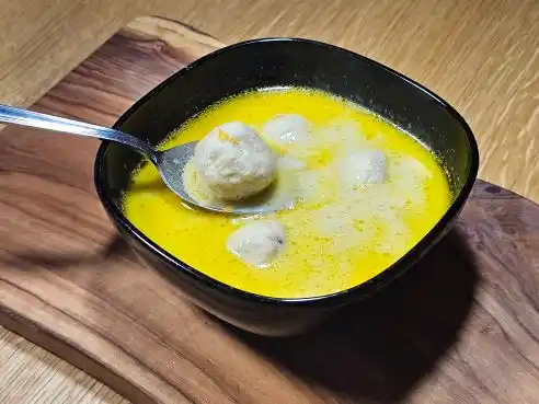 Sváteční rybí polévka z candáta s mlíčím, jikrami a rybími knedlíčky