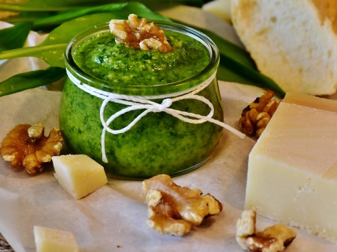 Špenátové pesto s bazalkou a vlašskými ořechy
